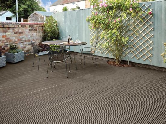 Ultimate Protection Decking Paint English Oak 2.5 litre - Image 3